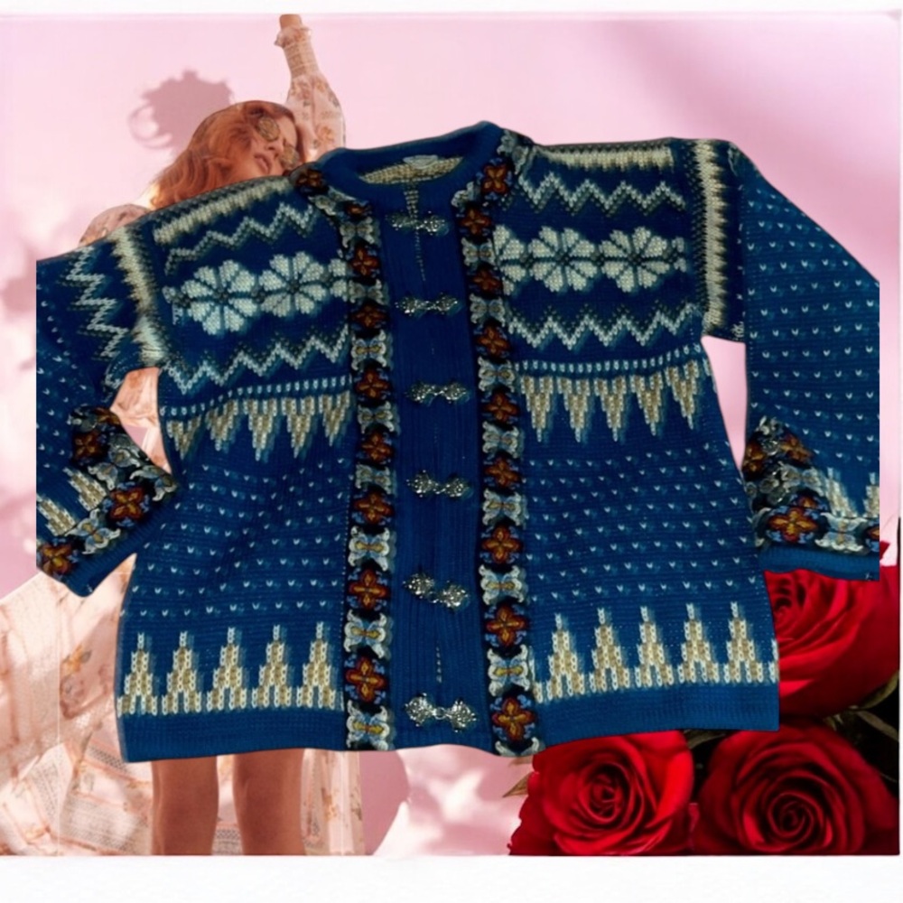 Dirdkestrikk  Icelandic Sweater Blue Knit Filigree Buttons